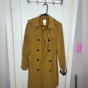 This is a H&M trench coat. Size 8. Great for the fall. Worn once.